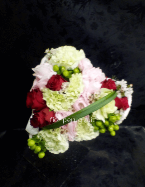 Cuore di fiori assortiti primaverili