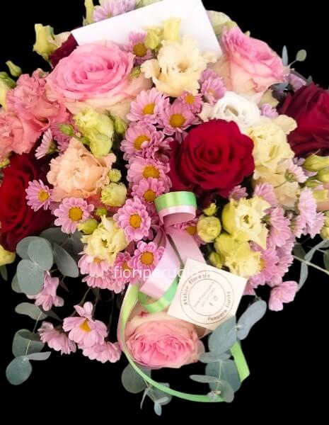 Bouquet di fiori colorato con rose rosse e fiori misti in contrasto di colore